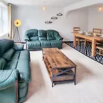 City House In Nice Area - Smart Tv\'S, 900Mb Wifi